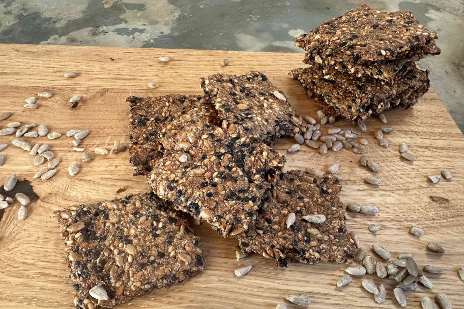 Knuspriger Low-Carb-Snack: Sonnenblumen Knäckebrot