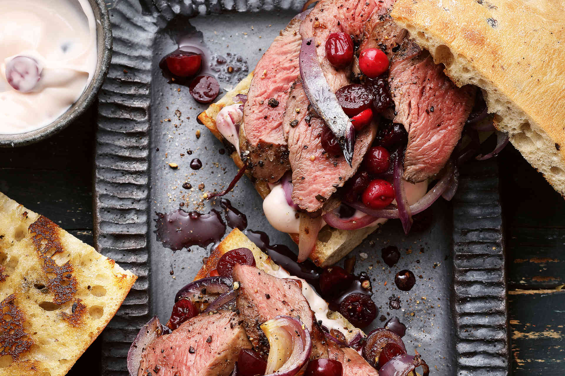 Wildfilet-Ciabatta mit Portwein-Schmorzwiebeln