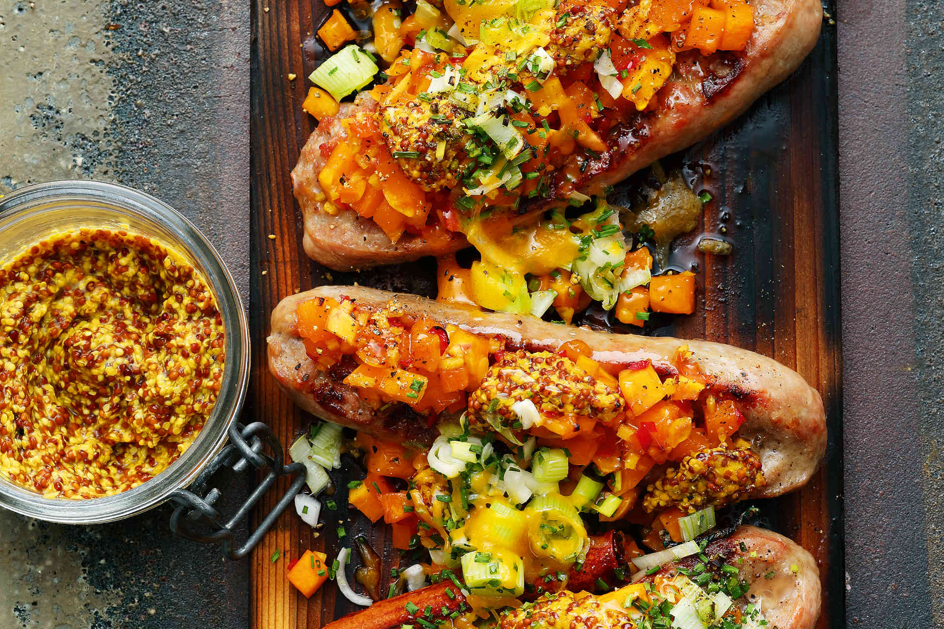 Kürbis-Hot-Dogs vom Zedernholzbrett