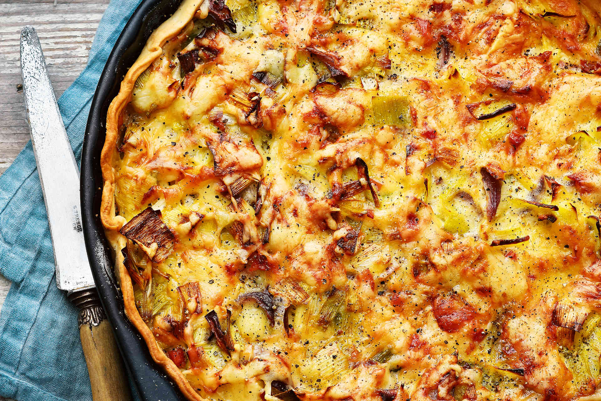 Lauch-Quiche mit Speck und Bergkäse vom Grill