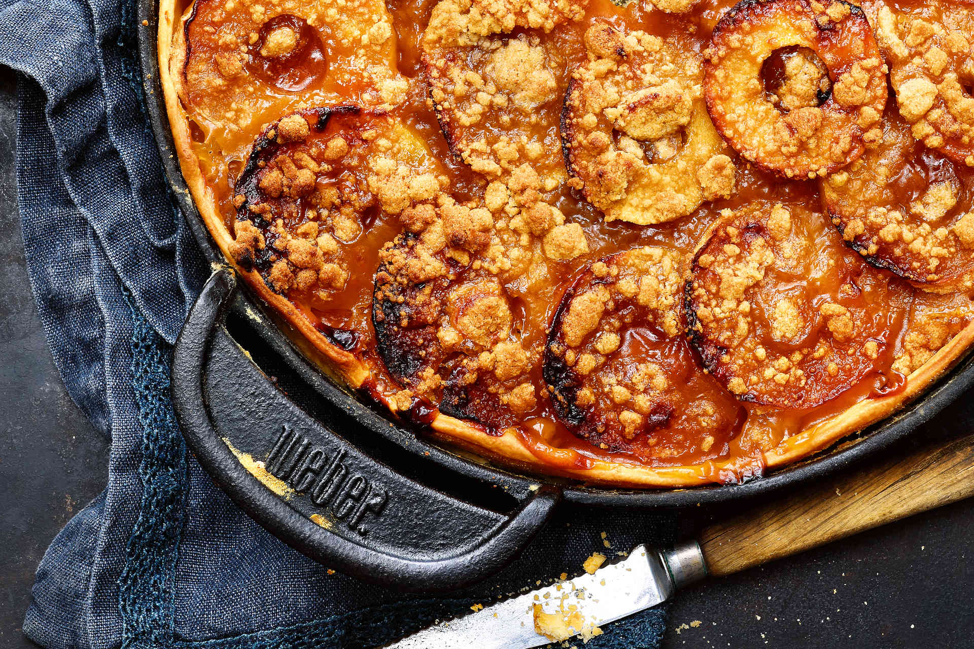 Apple Cake mit Roggen-Crumbles aus der Grillpfanne
