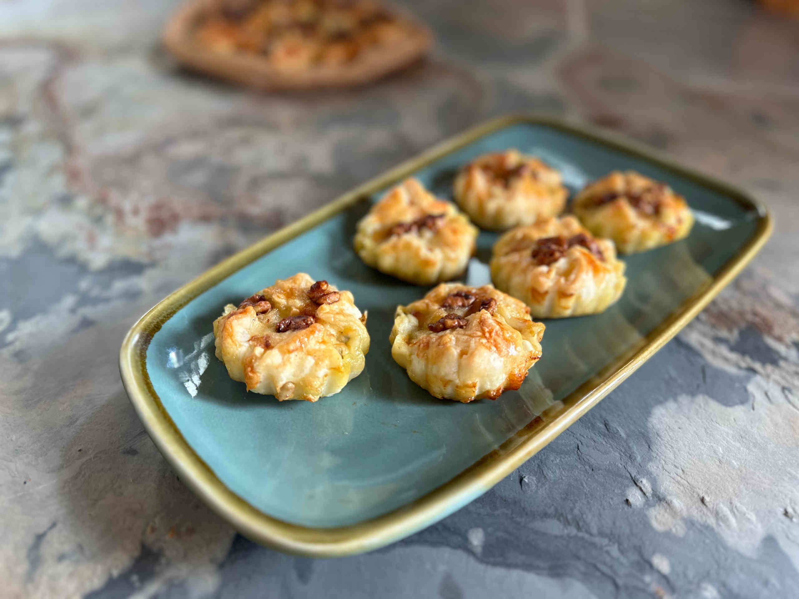 Spicy puff pastry filled with chutney © Alexandra Gorsche 