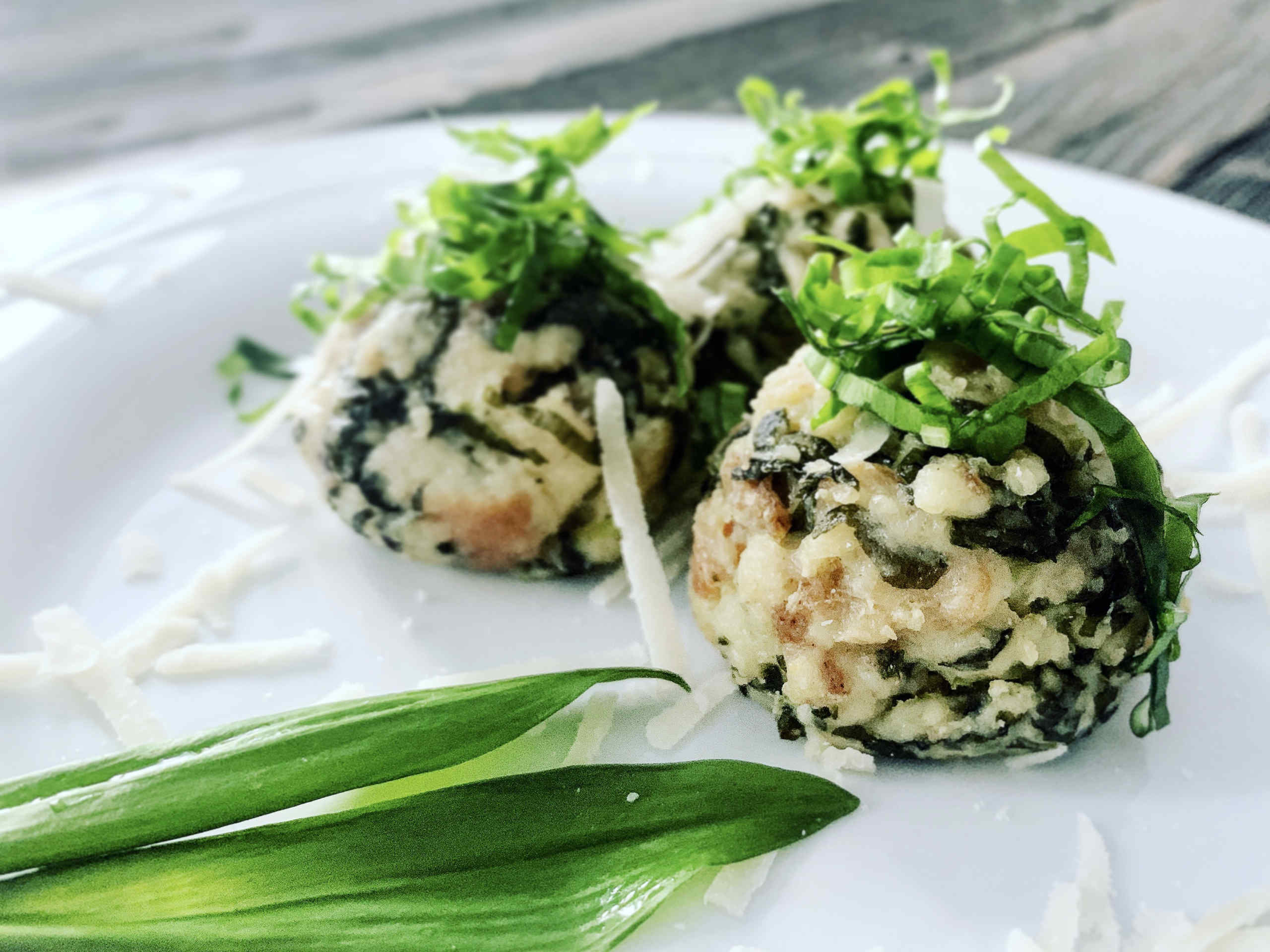 Bärlauchknödel mit Parmesan und brauner Butter Foto beigestellt