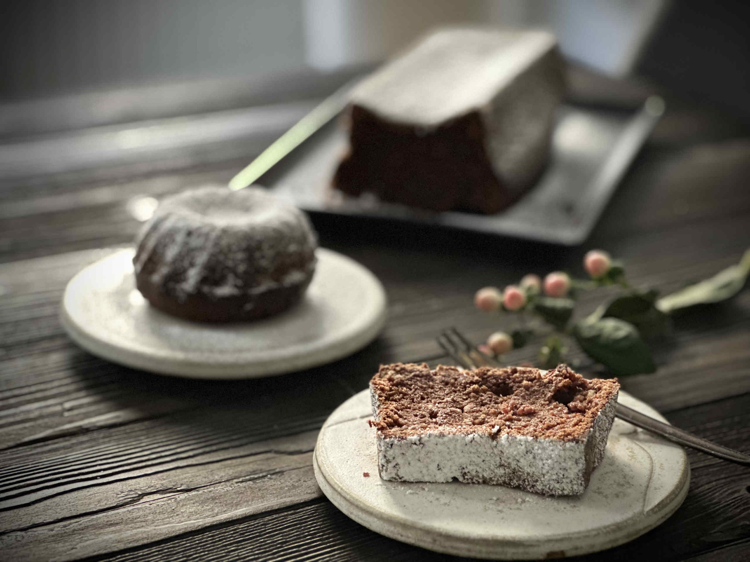 Becherkuchen, angerichtet auf Geschirr von Rochini © Alexandra Gorsche