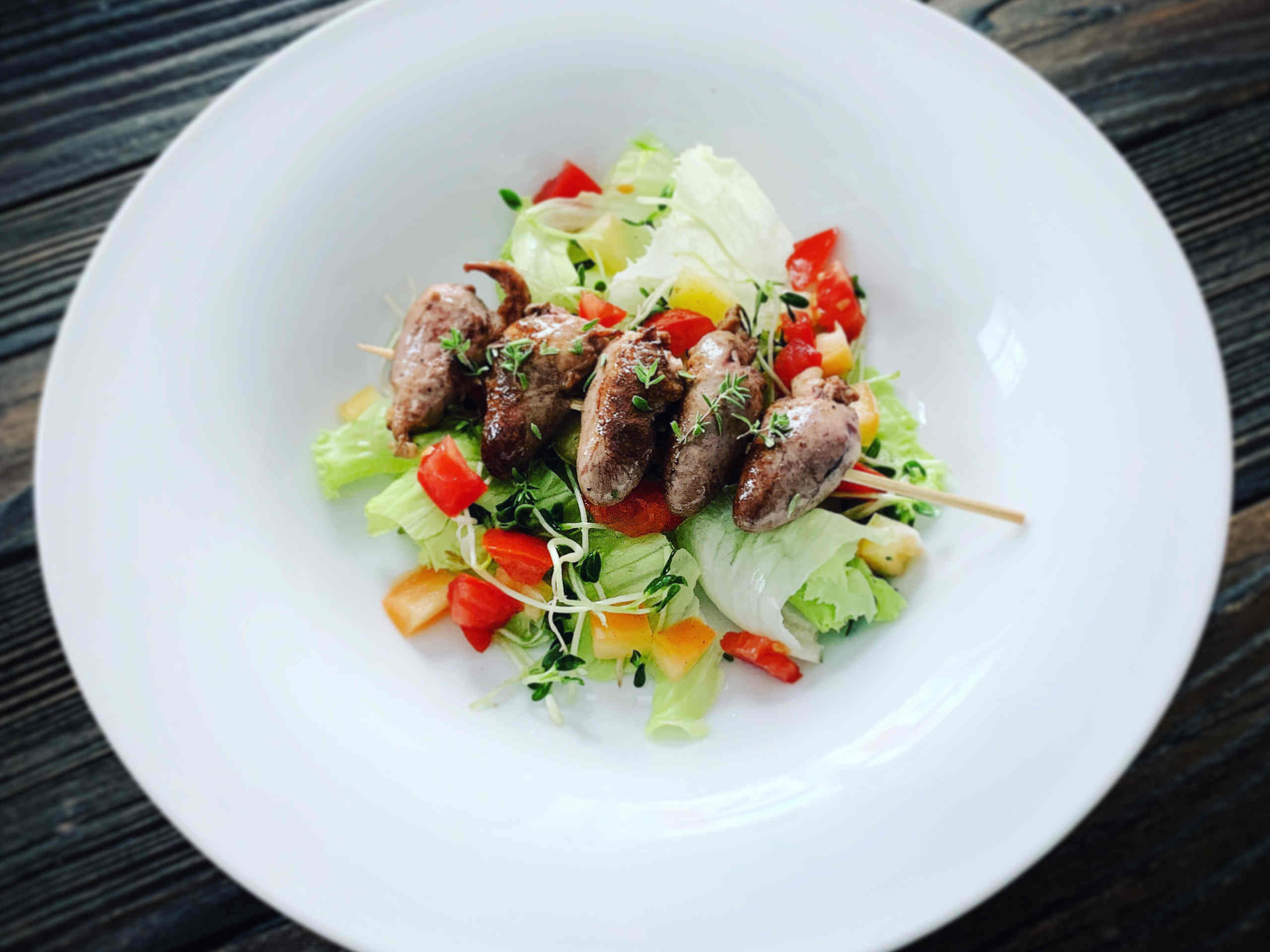 Hühnerherzen auf gemischtem Salat mit Bockshornkleesprossen © Alexandra Gorsche