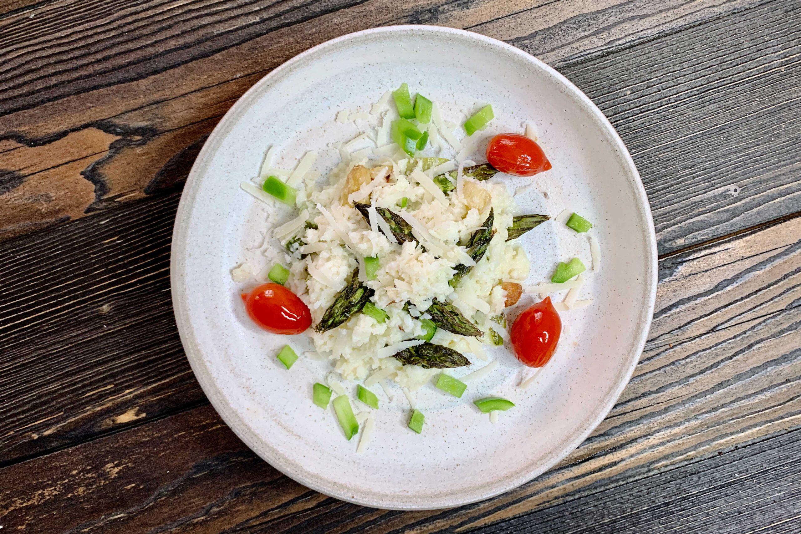 Blumenkohl-Risotto mit Spargel und Tomaten