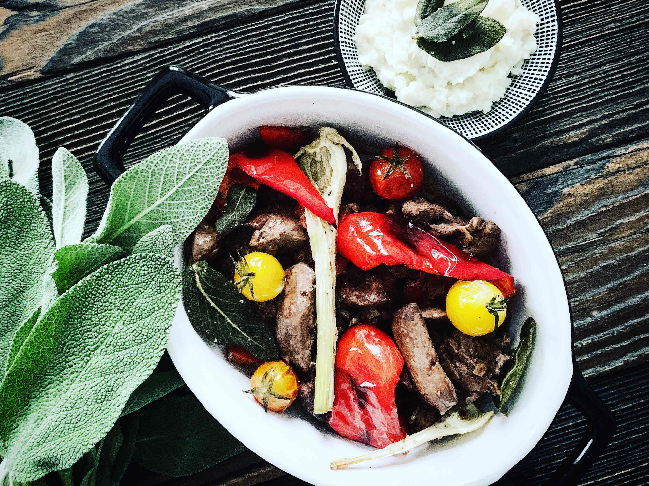 Hühnerleber mit Paprika, Tomaten, Fenchel, Salbei und Blumenkohlpüree © Alexandra Gorsche