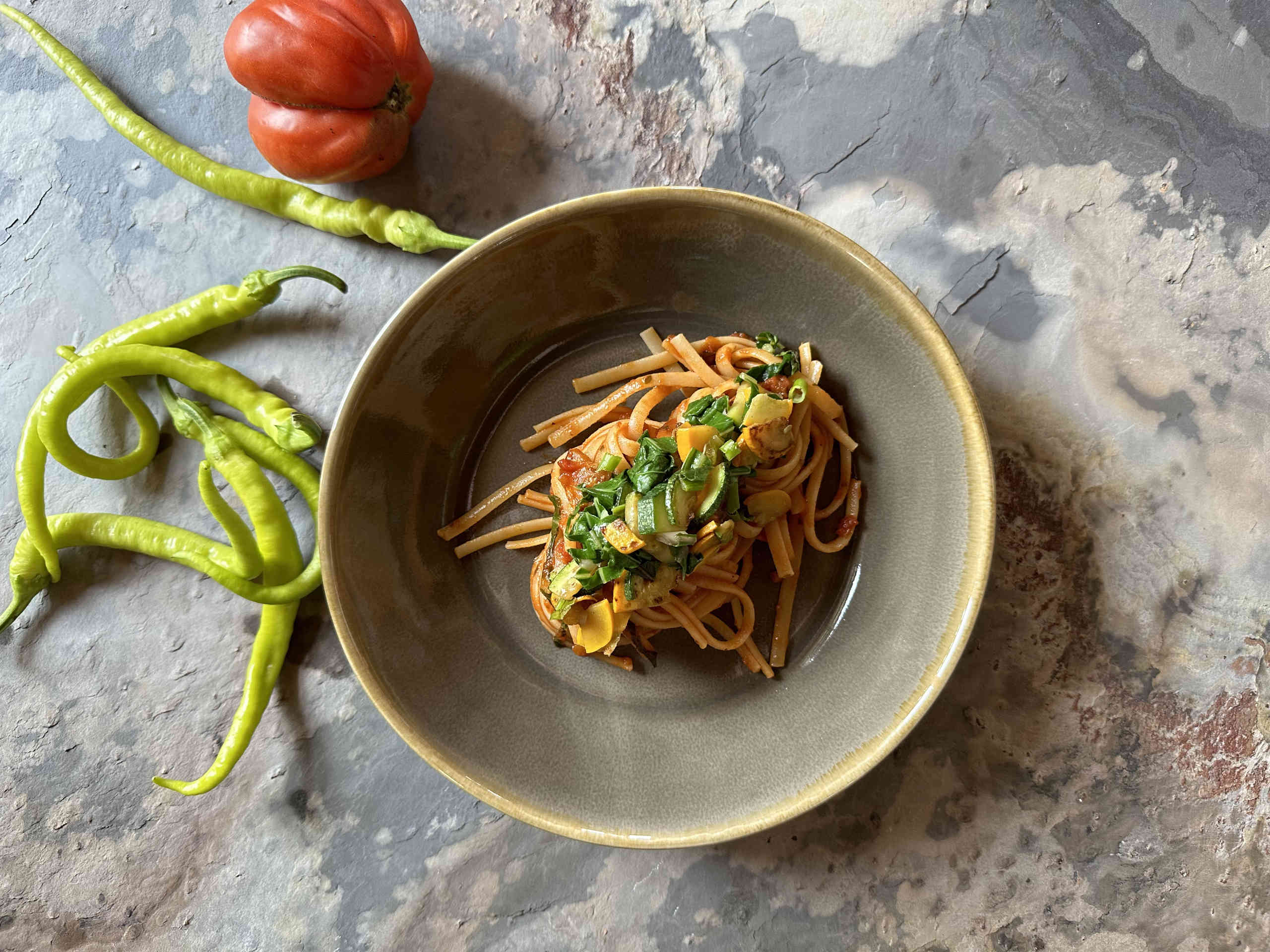 Pasta mit Tomatensauce und Gemüse © Alexandra Gorsche