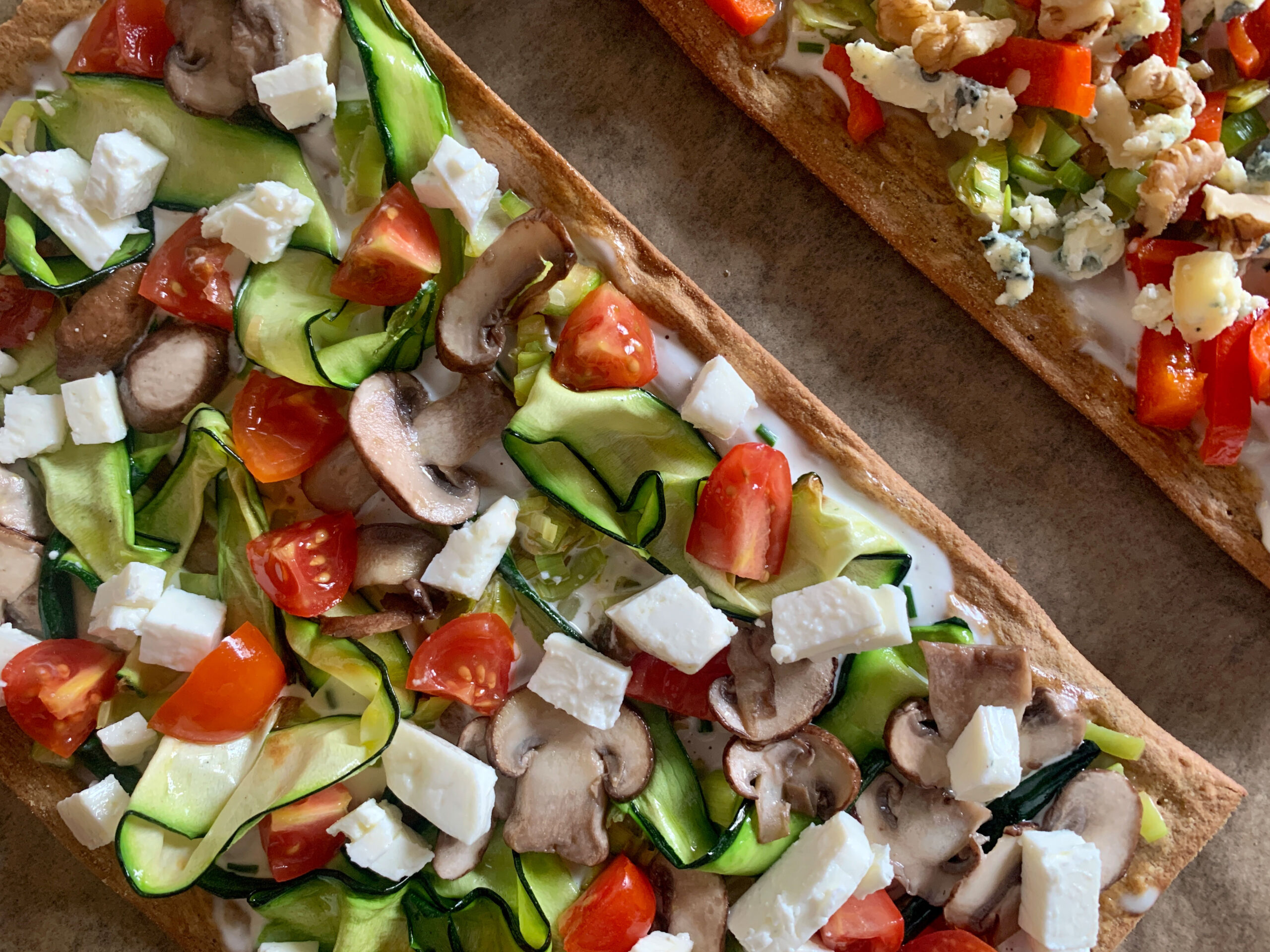 Flammkuchen mit Zucchini und Feta