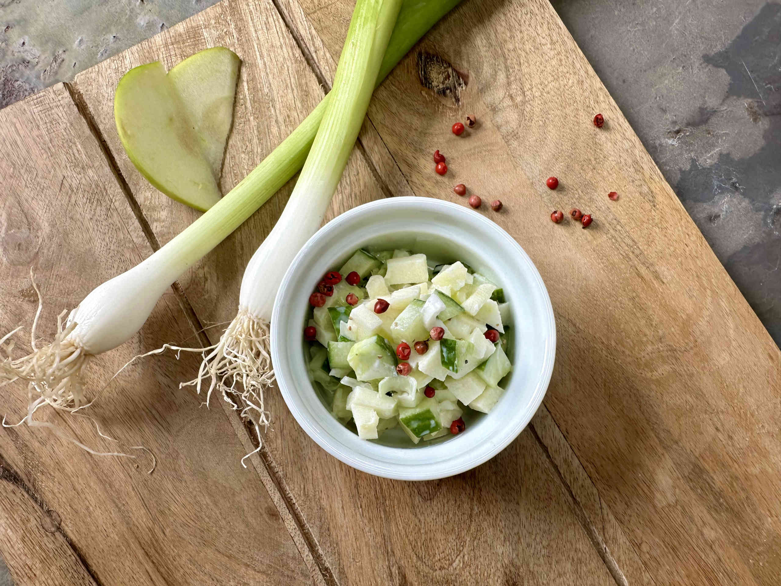 Cucumber-apple-fennel tartare with pink berries © Alexandra Gorsche