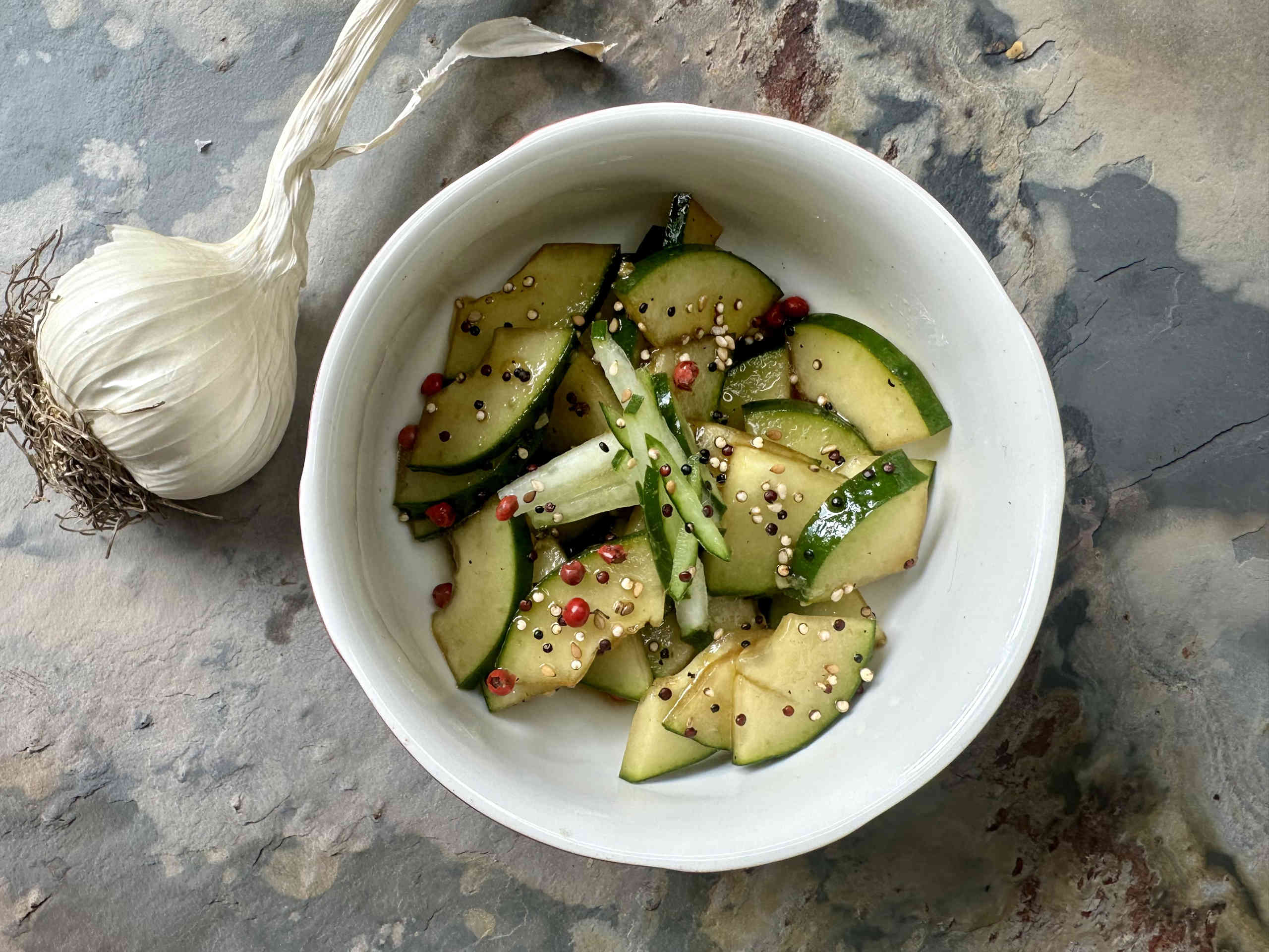 Asian cucumber salad: Fresh recipe with sesame and soy sauce © Alexandra Gorsche