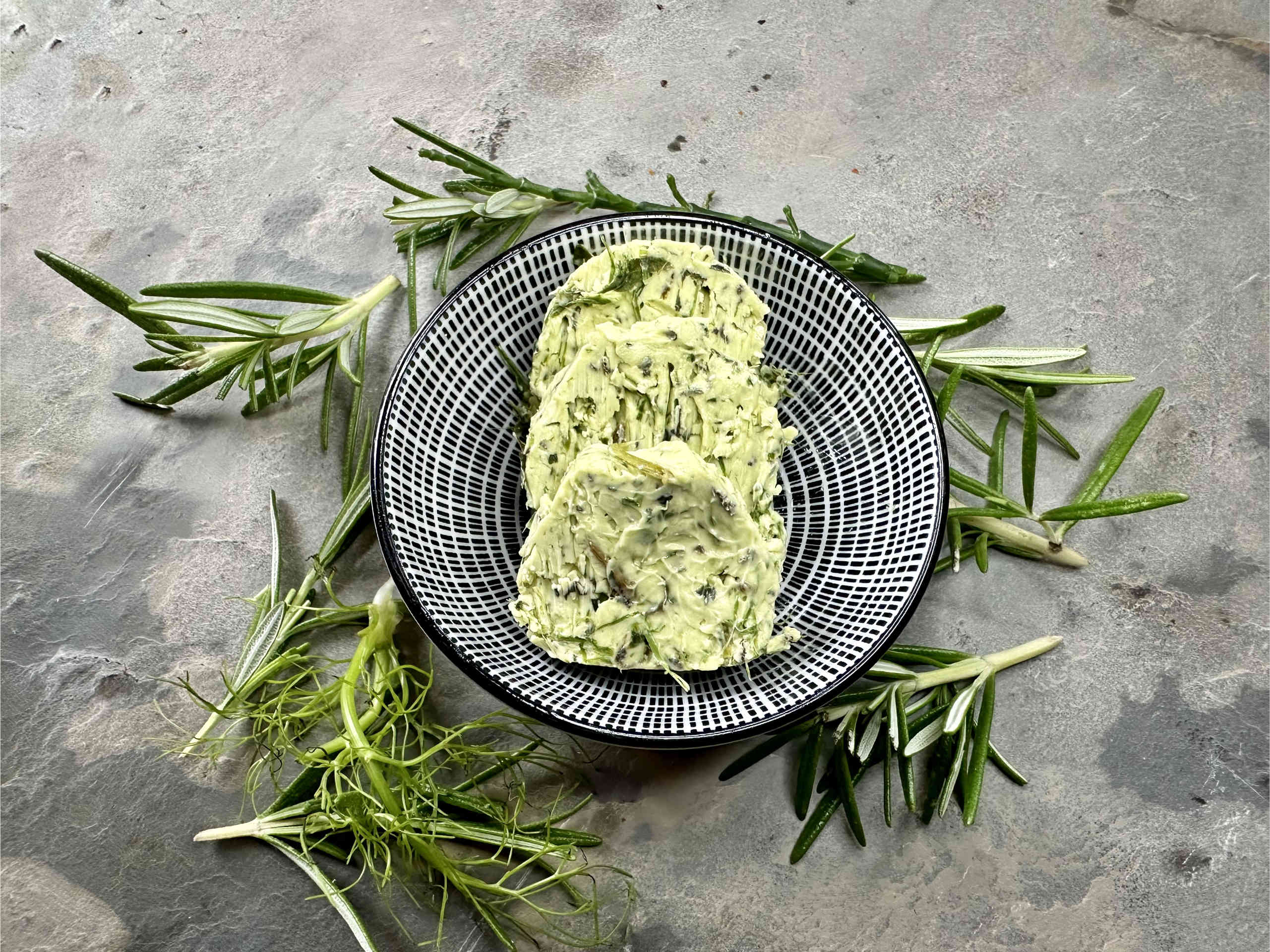 Aromatic herb butter with fresh garden herbs © Alexandra Gorsche