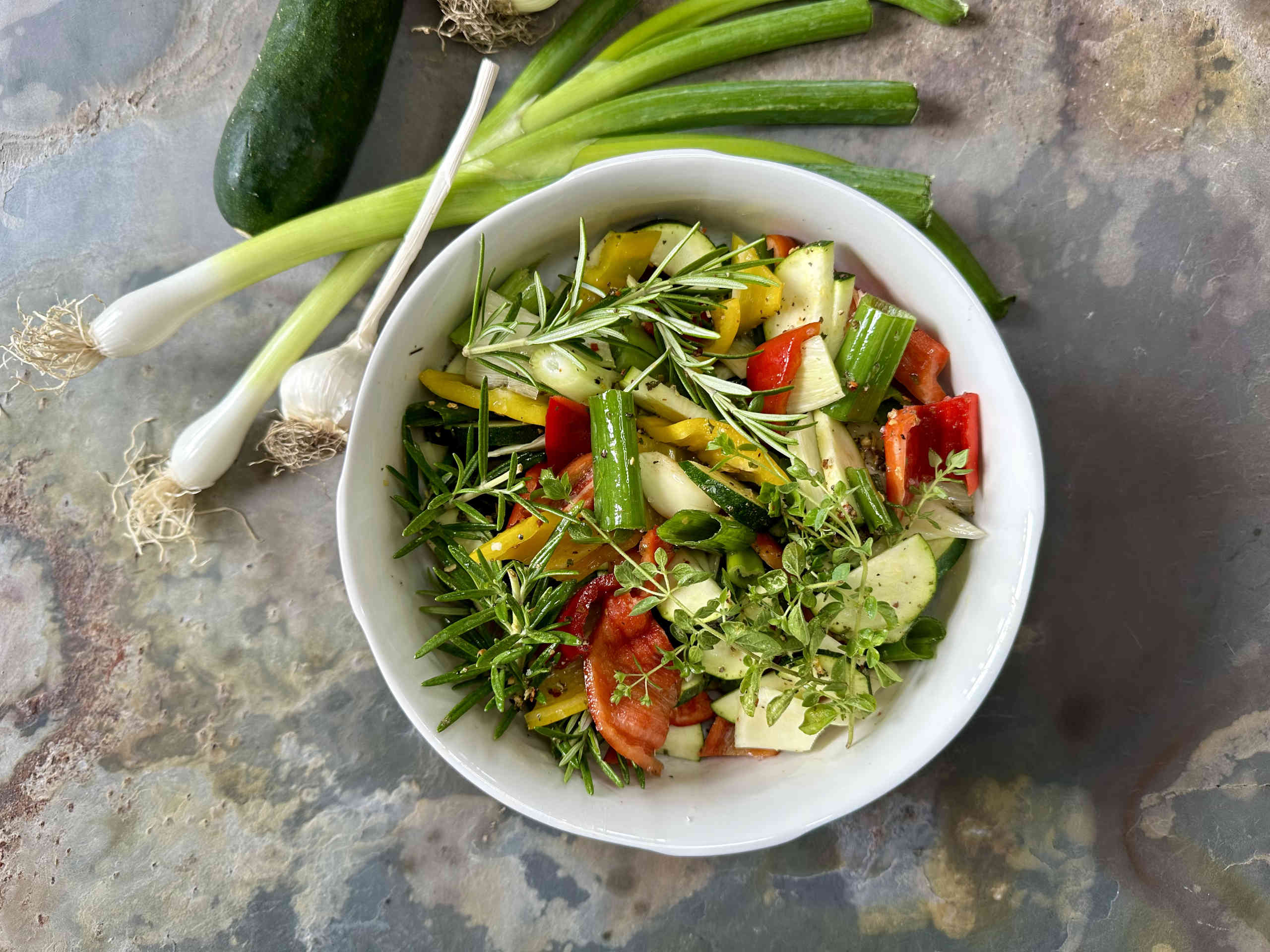 Colorful oven-baked vegetables with fresh herbs © Alexandra Gorsche