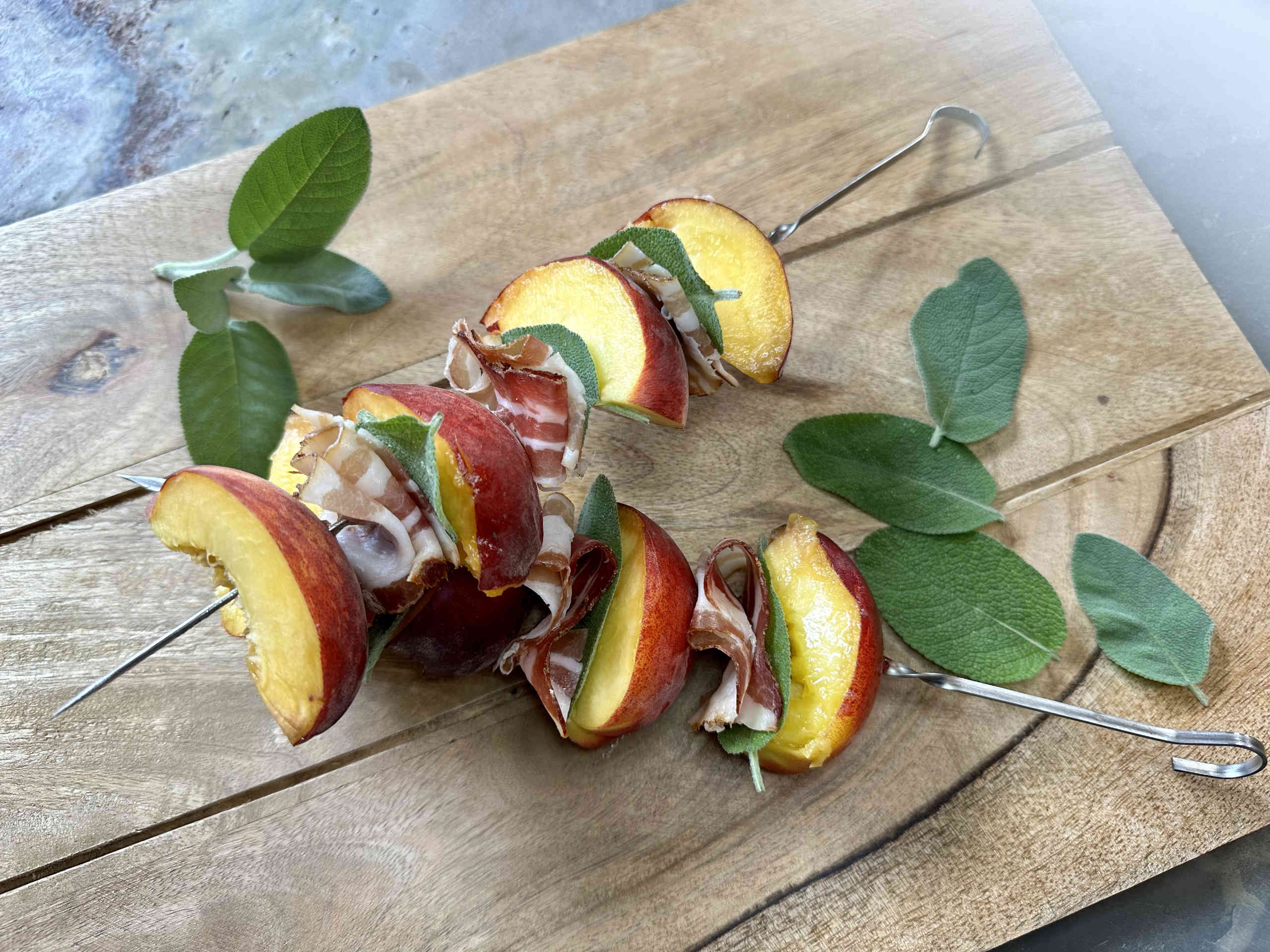 Grilled skewers with peaches, bacon and sage © Alexandra Gorsche