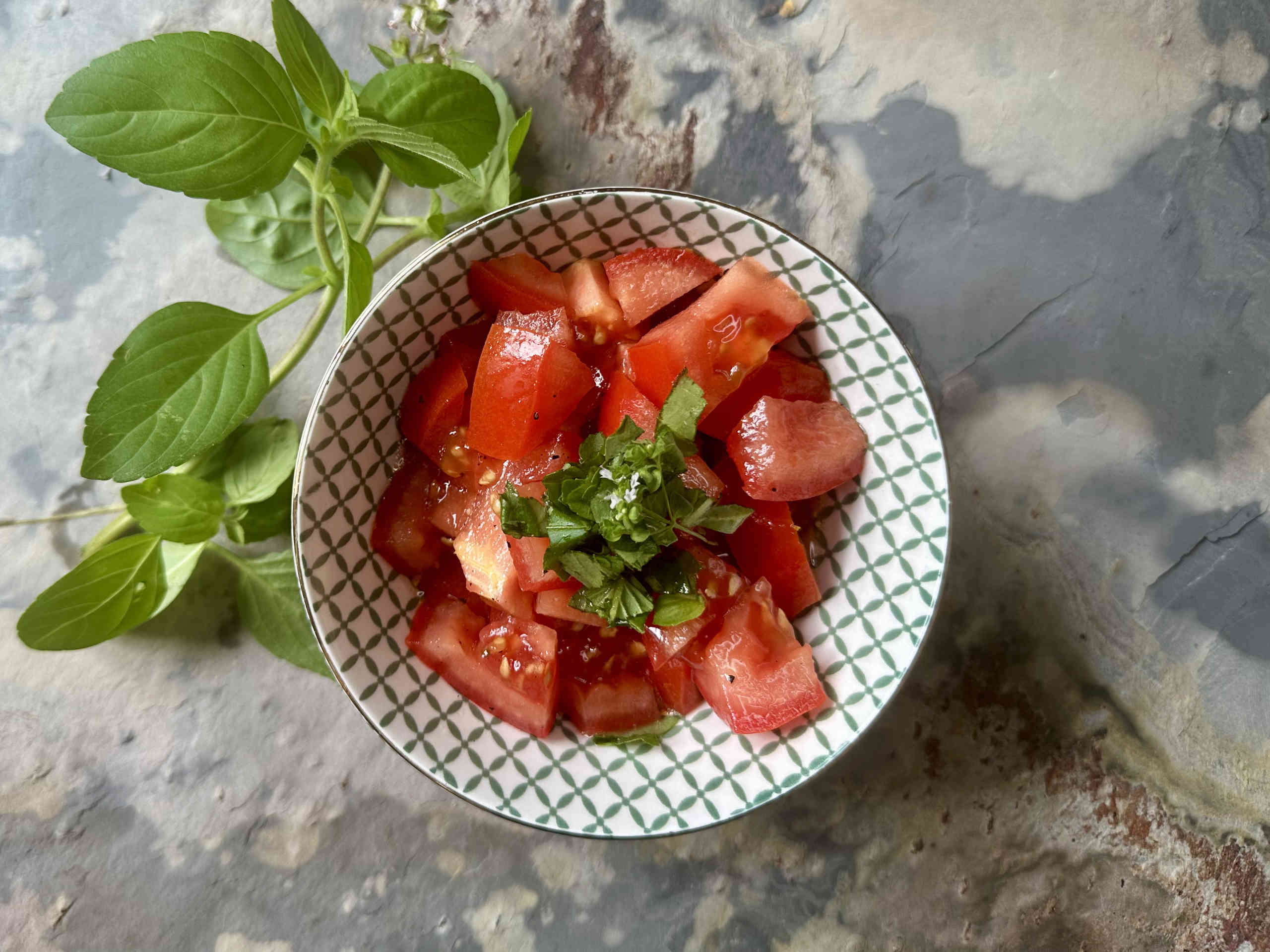 Refreshing tomato salad with basil © Alexandra Gorsche