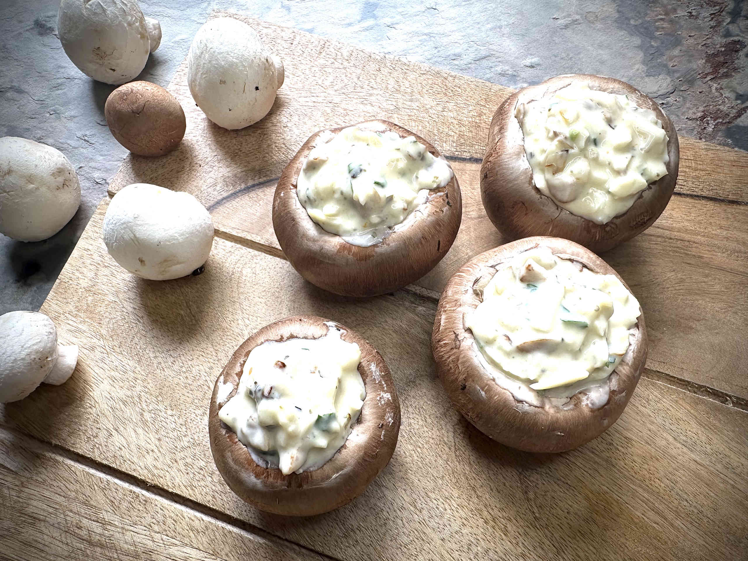 Stuffed mushrooms with cheese and herbs © Alexandra Gorsche