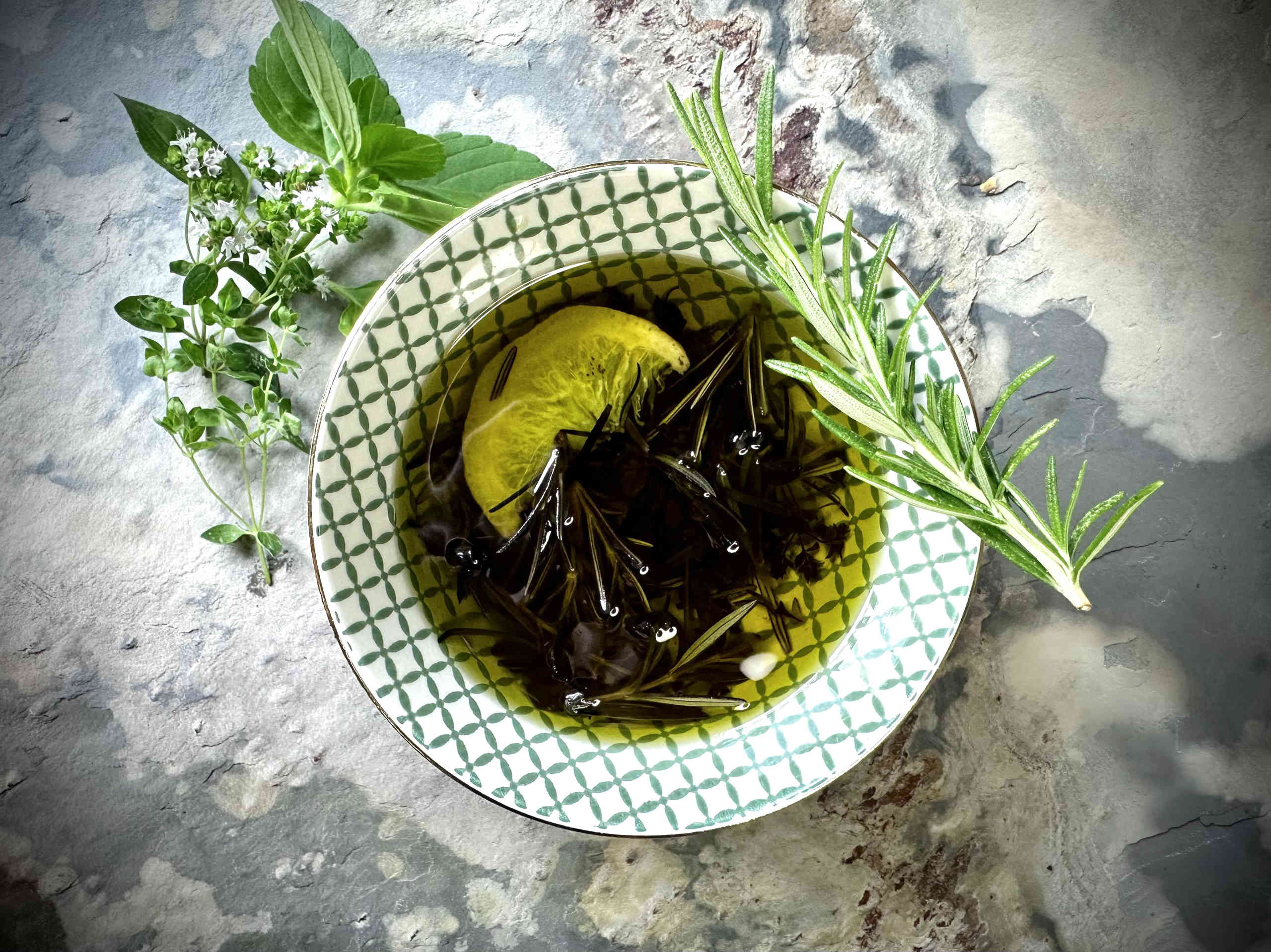 Make your own aromatic herbal oil © Alexandra Gorsche