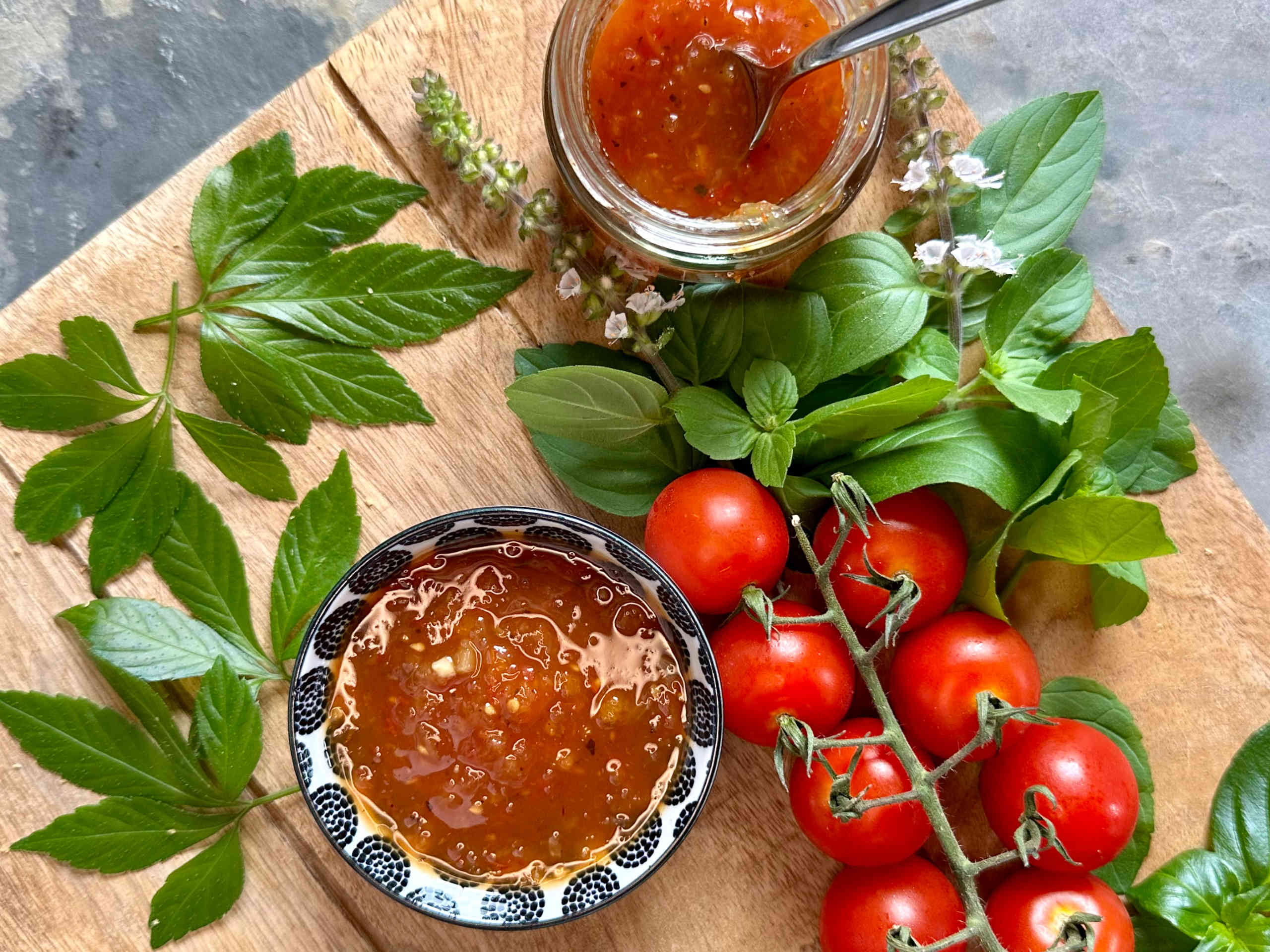 Simple tomato pepper relish © Alexandra Gorsche