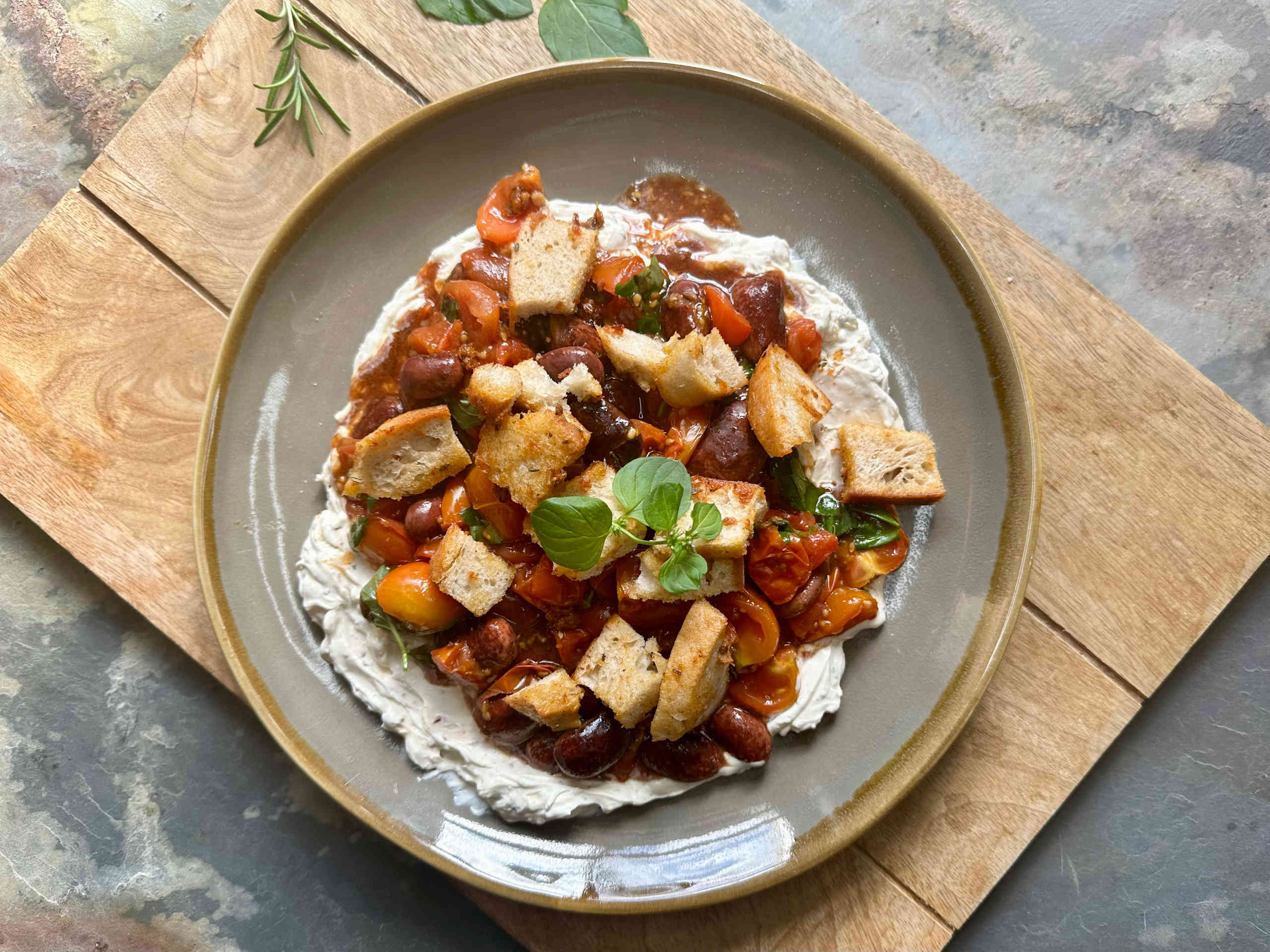 bread salad with Styrian runner beans and chili butter © Alexandra Gorsche 