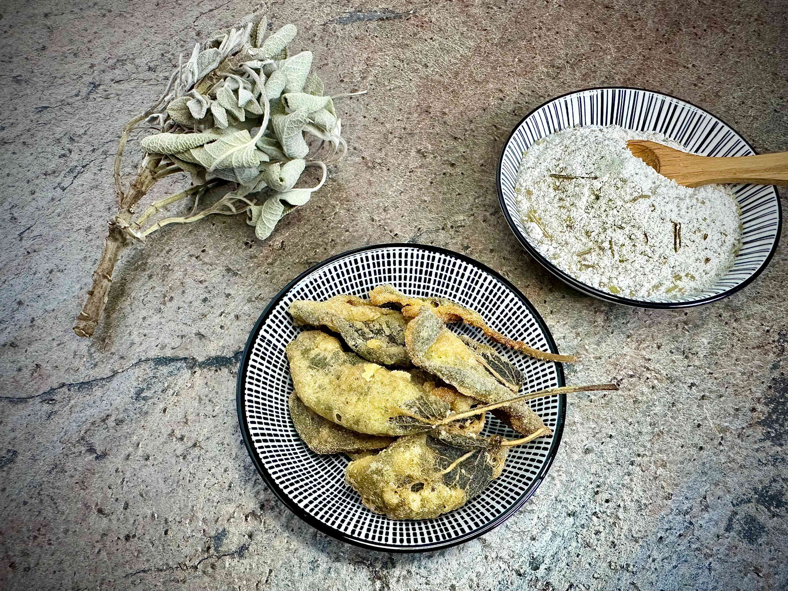 fried sage leaves with rice flour © Alexandra Gorsche 