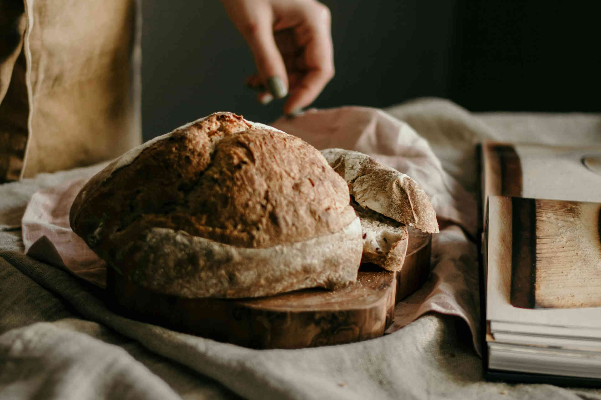 The perfection of simplicity: wheat sourdough bread © Pexels / Marta Dzedyshko